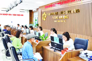 Mô hình “Chính quyền thân thiện, vì nhân dân phục vụ” phường Hàm Rồng, tỉnh Thanh Hóa làm thủ tục hành chính công cho người dân công khai, minh bạch, đúng hẹn. (Ảnh: MINH CHÍNH)