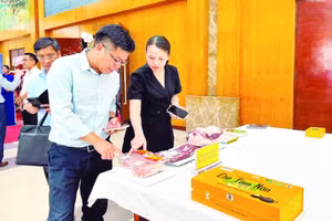 Quét mã QR tra cứu thông tin sản phẩm tại Lễ công bố Hệ thống truy xuất nguồn gốc nông sản. (Ảnh: MINH ANH)