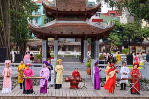 Đoàn Nghệ thuật Hương sắc Việt biểu diễn phục vụ công chúng tại Hồ Văn (Di tích quốc gia đặc biệt Văn Miếu-Quốc Tử Giám). (Ảnh: GIANG NAM)