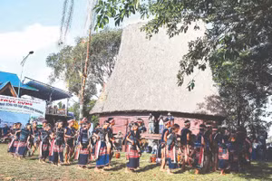 Chú thích ảnh: Nghi thức trình tấu cồng chiêng của người Gia Rai ở Tây Nguyên. (Ảnh: CÔNG ĐẠT)