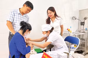 Cán bộ y tế cho trẻ em uống vitamin A tại địa bàn Hà Nội. (Ảnh: TRUNG TUYẾN)
