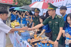 Cán bộ Đồn Biên phòng Nậm Lạnh phối hợp Đoàn xã hỗ trợ đồ ăn nhẹ tại điểm thi cho các thí sinh.