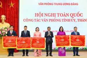 Thường trực Ban Bí thư Trần Cẩm Tú trao Cờ thi đua của Văn phòng Trung ương Đảng tặng 5 Văn phòng tỉnh ủy, thành ủy. (Ảnh: THỦY NGUYÊN)
