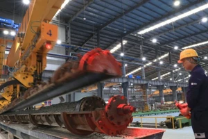 Công nhân sản xuất ống chịu lực ly tâm trong Khu công nghiệp chuyên sâu Phú Mỹ 3, phường Tân Phước, Thành phố Hồ Chí Minh. (Ảnh: Hồng Đạt/TTXVN)