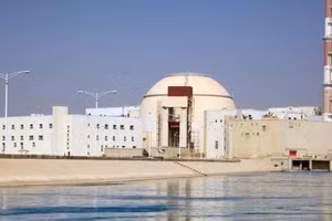 Quang cảnh bên ngoài nhà máy điện hạt nhân Bushehr ở tỉnh Bushehr, Iran. (Ảnh: IRNA/TTXVN)