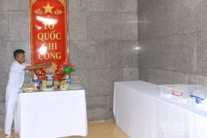 Hằng ngày, các cán bộ được giao nhiệm vụ tiếp nhận và bảo quản mẫu hài cốt liệt sĩ dâng hương, dâng hoa tri ân các Anh hùng liệt sĩ.