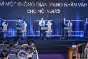 Thủ tướng Lê Minh Hưng và các đại biểu thực hiện nghi thức phát động hưởng ứng Ngày An ninh mạng Việt Nam.