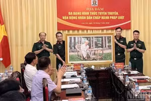 Báo Quân đội nhân dân tặng quà Bộ Chỉ huy quân sự tỉnh Lào Cai. (Ảnh: THANH SƠN)