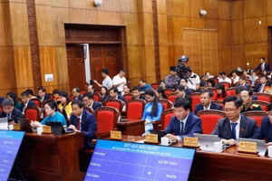 Đại biểu dự Kỳ họp thứ Tư Hội đồng nhân dân tỉnh Điện Biên khóa XVI biểu quyết thông qua các nghị quyết. 