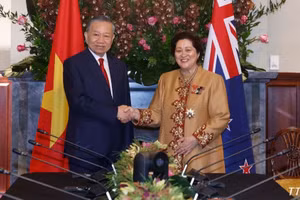 Tổng Bí thư, Chủ tịch nước Tô Lâm và Toàn quyền New Zealand Dame Cindy Kiro chụp ảnh chung trước hội kiến. (Ảnh: Thống Nhất/TTXVN)