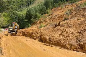 Mưa lớn gây sạt lở ở khu vực Đèo Oai tại Km115, Quốc lộ 2C đoạn qua địa phận xã Trung Sơn, tỉnh Tuyên Quang.