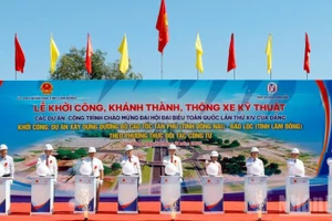 Đại biểu thực hiện nghi thức khởi công dự án xây dựng đường bộ cao tốc Tân Phú-Bảo Lộc.