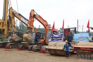 Máy móc tại công trường khởi động cùng lễ khởi công.