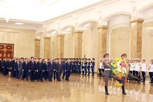 Tổng Bí thư Tô Lâm cùng Đoàn đại biểu cấp cao Việt Nam đến đặt hoa tưởng nhớ Chủ tịch Kim Nhật Thành, Tổng Bí thư Kim Jong-il tại Cung Thái Dương ở Thủ đô Bình Nhưỡng. (Ảnh: THỐNG NHẤT/TTXVN)