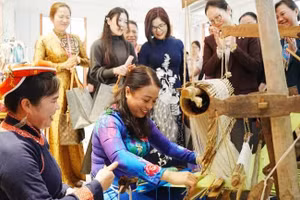 Đại biểu phụ nữ các nước Mekong-Lan Thương trải nghiệm các di sản văn hóa phi vật thể và hàng thủ công của dân tộc thiểu số ở Quảng Tây. (Ảnh: Ban tổ chức cung cấp)