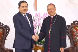 Chủ tịch Quốc hội Trần Thanh Mẫn và Tổng Giám mục Tổng Giáo phận Hà Nội Vũ Văn Thiên. (Ảnh: Doãn Tấn/TTXVN)