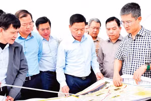 Phó Chủ tịch Ủy ban nhân dân tỉnh Nghệ An Hoàng Phú Hiền kiểm tra công tác giải phóng mặt bằng dự án đường cao tốc Vinh-Thanh Thủy.