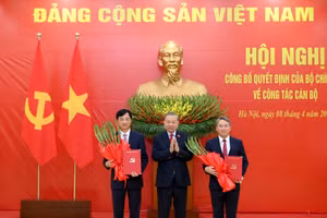 Tổng Bí thư, Chủ tịch nước Tô Lâm trao quyết định cho các đồng chí Nguyễn Duy Ngọc và Nguyễn Hải Ninh. (Ảnh: ĐĂNG KHOA)