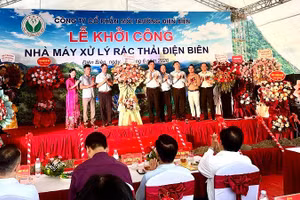 Chủ tịch Hiệp hội Doanh nghiệp tỉnh Điện Biên Bùi Đức Giang chúc mừng Công ty cổ phần Môi trường Điện Biên đã khởi công xây dựng nhà máy.