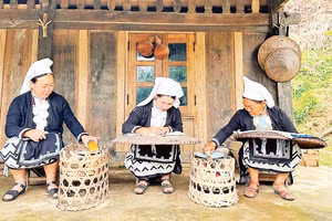 Các nghệ nhân ở bản Hoài Khao (Cao Bằng) thực hiện kỹ thuật thêu và in hoa văn bằng sáp ong.