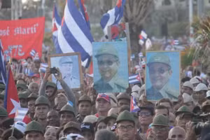 Người dân giơ cao hình ảnh nhà lãnh đạo cách mạng Raúl Castro trong cuộc mít tinh ở thủ đô La Habana. (Ảnh: Ngọc Duy/TTXVN)