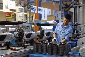 Dây chuyền sản xuất và lắp ráp xe máy ở Công ty Trách nhiệm hữu hạn Piaggio Việt Nam (Khu công nghiệp Bình Xuyên, tỉnh Vĩnh Phúc). (Ảnh: TRẦN HẢI)