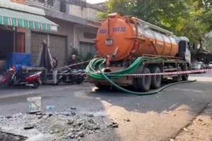 Hiện trường vụ ngạt khí dưới hố ga làm 2 công nhân tử vong.