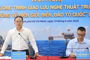 Đồng chí Phạm Minh Tuấn, Phó Chủ tịch Ủy ban Mặt trận Tổ quốc Việt Nam Thành phố Hồ Chí Minh thông tin về chương trình nghệ thuật “Hướng về biên giới, biển, đảo Tổ quốc” năm 2026, sáng 10/8. (Ảnh: Vương Lê)