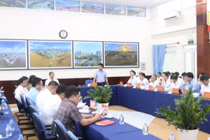 Ủy viên Trung ương Đảng, Chủ tịch Hội đồng nhân dân Thành phố Hồ Chí Minh Võ Văn Minh cùng đoàn công tác làm việc với Thường trực Đảng ủy xã Nhà Bè.