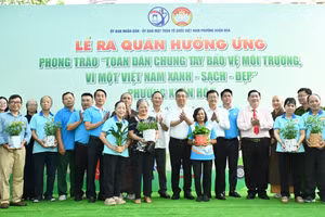 Đồng chí Nguyễn Phước Lộc cùng đại diện lãnh đạo phường Xuân Hòa trao tặng cây xanh cho đại diện Trưởng Ban Công tác Mặt trận của 24 khu phố. (Ảnh: VIỆT DŨNG)