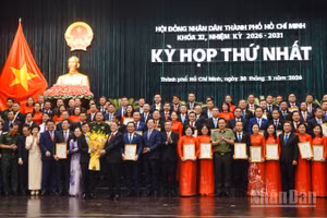 Các đại biểu nhận giấy chứng nhận đại biểu Hội đồng nhân dân Thành phố Hồ Chí Minh khóa XI. (Ảnh: Thế Anh)