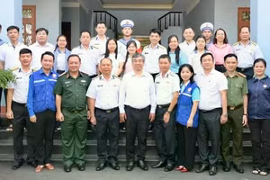Lãnh đạo Thành phố Hồ Chí Minh đến thăm, làm việc, tặng quà cán bộ chiến sĩ và nhân dân trên quần đảo Trường Sa. (Ảnh: VĂN MINH) 