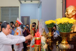 Chủ tịch Quốc hội Trần Thanh Mẫn dâng hương tại “Địa điểm Dinh quận Hóc Môn”.