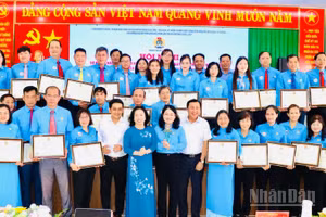 Tuyên dương các tập thể, cá nhân có thành tích xuất sắc trong học tập và làm theo Bác.