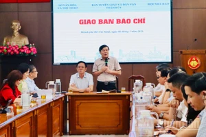Đồng chí Tăng Hữu Phong, Phó Trưởng Ban Tuyên giáo và Dân vận Thành ủy Thành phố Hồ Chí Minh phát biểu tại cuộc họp giao ban.