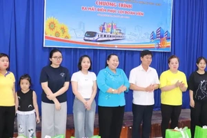 Liên đoàn Lao động Thành phố Hồ Chí Minh tặng quà công nhân hoàn cảnh khó khăn. 