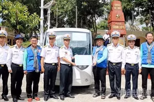 Lãnh đạo Thành ủy, Ủy ban Mặt trận Tổ quốc Việt Nam Thành phố Hồ Chí Minh thăm và trao quà tặng cán bộ, chiến sĩ trên đảo Sinh Tồn. (Ảnh: VŨ HOÀNG) 