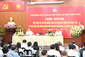 Đồng chí Trần Thanh Mẫn chia sẻ và làm rõ một số nội dung cử tri của các xã khu vực huyện Hóc Môn cũ quan tâm, kiến nghị.