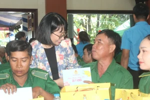 Bà Trần Thị Diệu Thúy, Phó Chủ tịch Ủy ban nhân dân Thành phố Hồ Chí Minh tặng quà Tết cho đoàn viên, người lao động công ty.