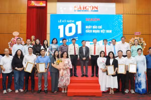 Ban tổ chức trao giải cho các tác giả có tác phẩm đoạt giải lần này.