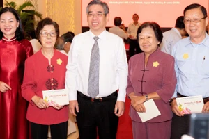 Đồng chí Nguyễn Phước Lộc và đồng chí Trương Thị Bích Hạnh chụp ảnh lưu niệm cùng đồng bào tiêu biểu các dân tộc thiểu số trên địa bàn thành phố.