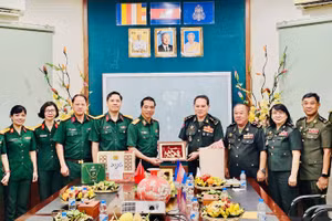 Đoàn công tác Bệnh viện Quân y 175 thăm, chúc Tết cổ truyền Chol Chnam Thmay tại Bệnh viện Preah Ket Mealea, Quân đội Hoàng gia Campuchia. 