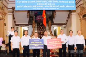 Văn phòng Đoàn đại biểu Quốc hội và Hội đồng nhân dân thành phố cùng Văn phòng Ủy ban nhân dân thành phố trao bảng tượng trưng đóng góp cho Quỹ “Vì biển đảo quê hương-Vì tuyến đầu Tổ quốc” năm 2026.