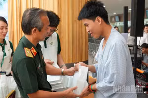 Thiếu tướng, Phó Giáo sư, Tiến sĩ, bác sĩ Lê Quang Trí, Phó Giám đốc Bệnh viện Quân y 175 trao quà cho bệnh nhân tại chương trình.