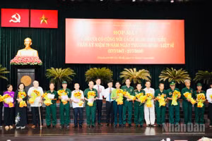 Đại diện lãnh đạo thành phố tặng quà cho người có công tiêu biểu của thành phố tại buổi họp mặt.