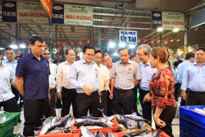 Thành viên Đoàn giám sát kiểm tra chợ đầu mối nông sản thực phẩm Bình Điền. (Ảnh: Hội đồng nhân dân Thành phố Hồ Chí Minh)