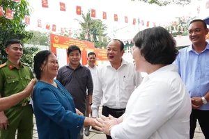 Đồng chí Văn Thị Bạch Tuyết, Phó Bí thư Thành ủy cảm ơn gia đình bà Phạm Thị Kiều Hạnh đã cho địa phương mượn địa điểm làm khu vực bỏ phiếu.