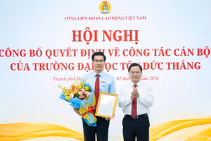 Phó Giáo sư, Tiến sĩ Trần Trọng Đạo nhận quyết định tái bổ nhiệm giữ chức Hiệu trưởng Trường đại học Tôn Đức Thắng.