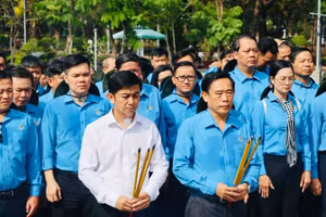 Đoàn dâng hương tại nghĩa trang Hàng Dương.