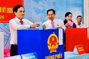 Ủy viên Bộ Chính trị, Bí thư Thành ủy Thành phố Hồ Chí Minh Trần Lưu Quang bỏ phiếu bầu cử sáng 15/3. (Ảnh: THẾ ANH)